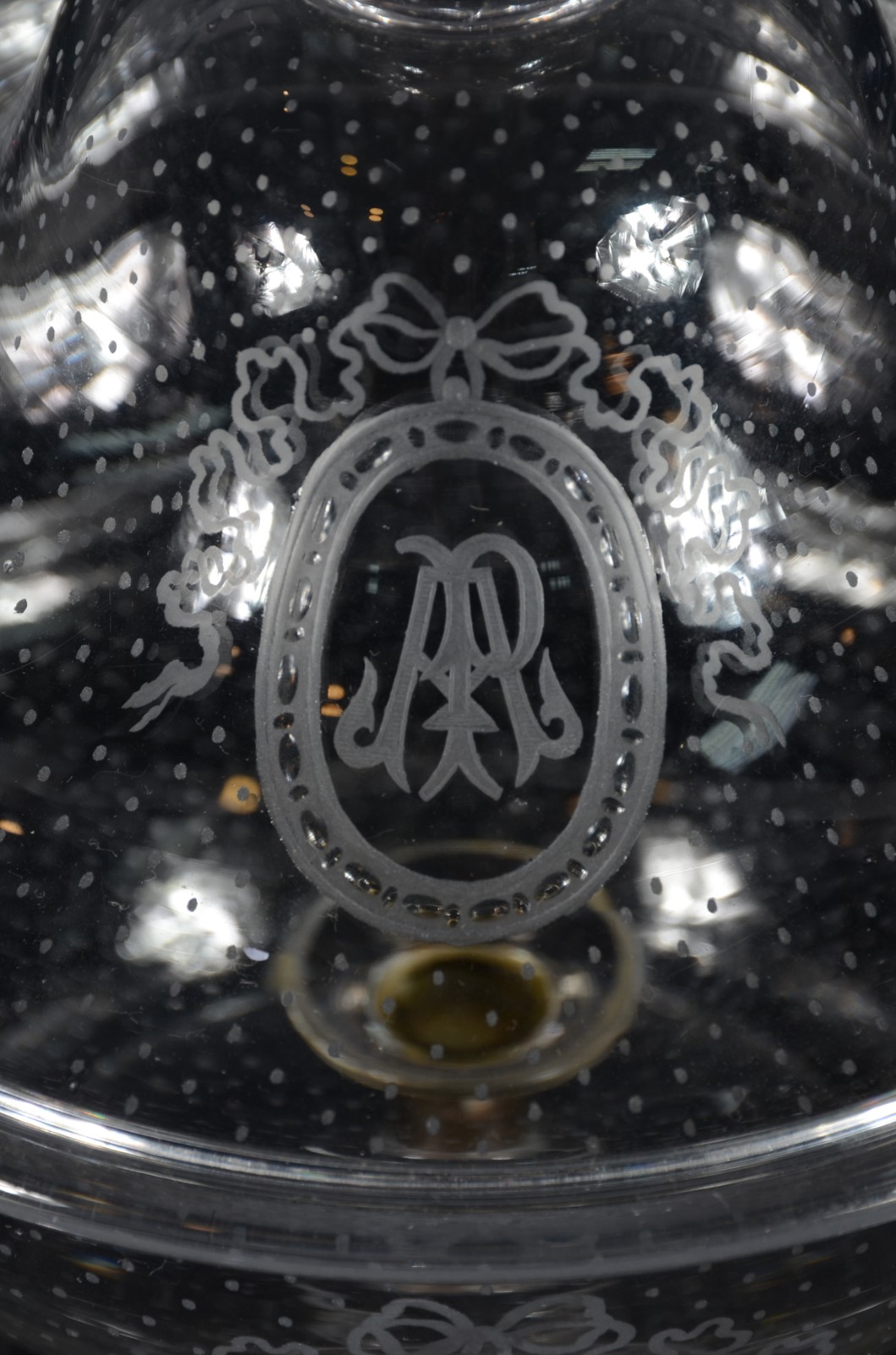 Compoteira de cristal monogramado, pé com anel de metal com... - foto 2 de 5