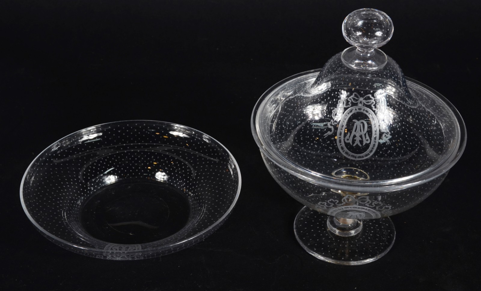 Compoteira de cristal monogramado, pé com anel de metal com... - foto 3 de 5