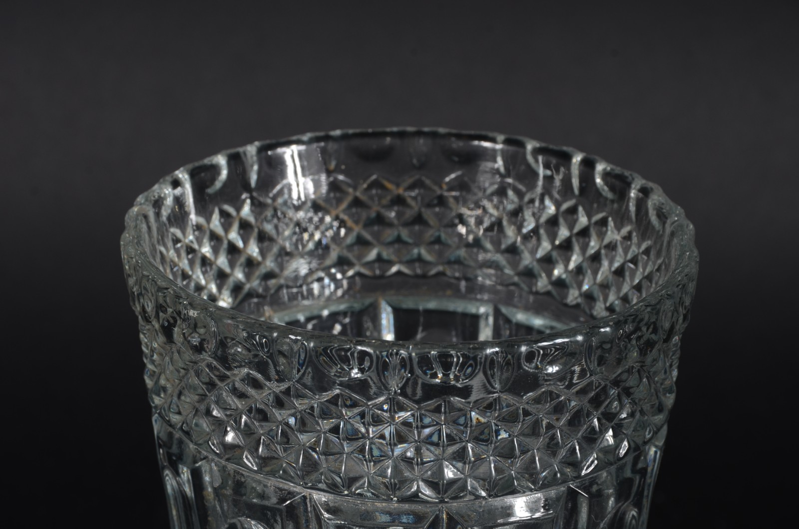 Duas peças, sendo: vaso e cremeira de vidro. - foto 3 de 4