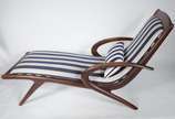 M. Marconato & T. Zappa, Pigra - Chaise - longue italiana de madeira nobre estofamento forrado com tecido listrado.