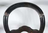 Três cadeiras de madeira nobre com assento de p... - Três cadeiras de madeira nobre com assento de palhinha. Uma quebrada e precisando de restauro.