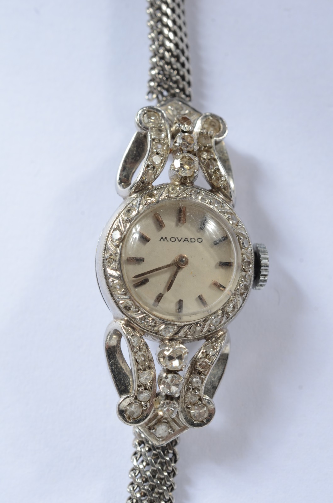 Relógio de ouro branco, movado cravejado com brilhantes. (Por motivos... - foto 1 de 7