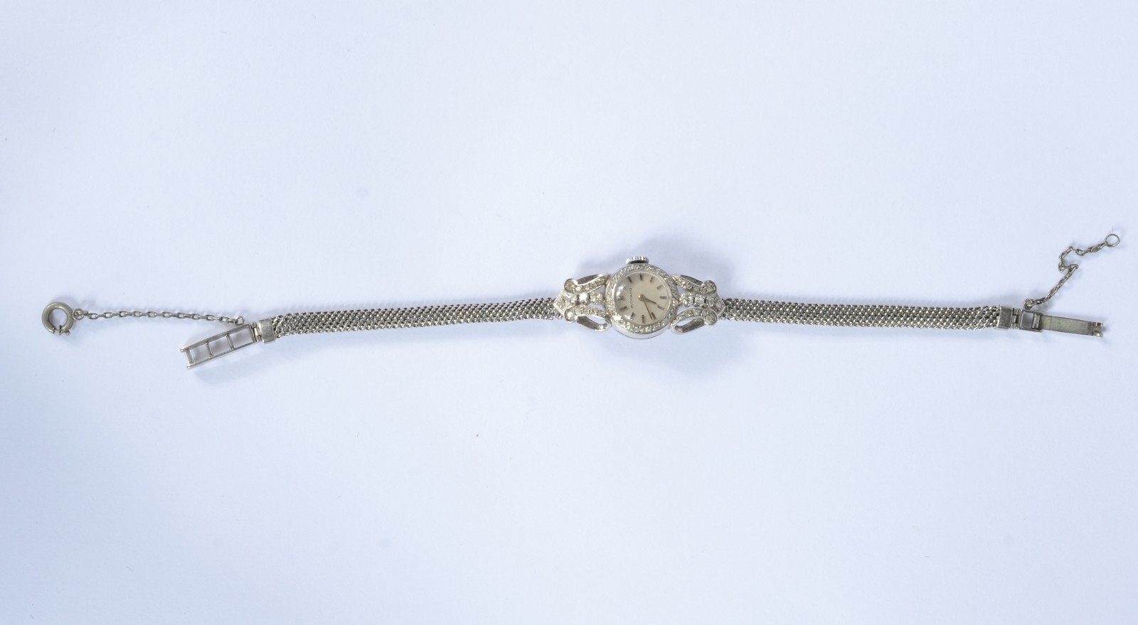 Relógio de ouro branco, movado cravejado com brilhantes. (Por motivos... - foto 2 de 7