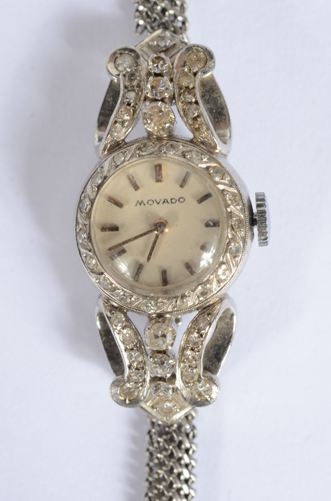 Relógio de ouro branco, movado cravejado com brilhantes. (Por motivos... - foto 3 de 7