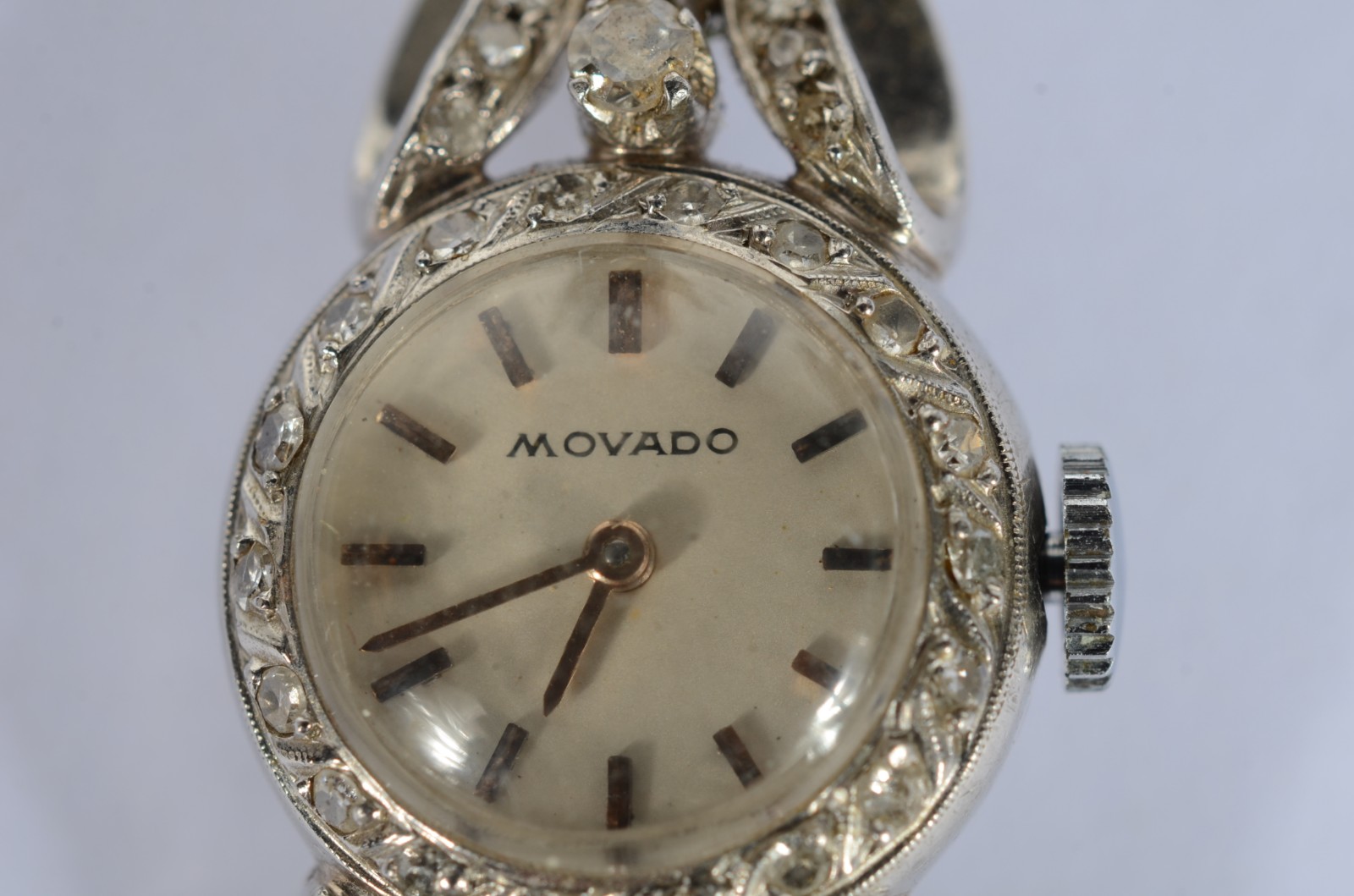 Relógio de ouro branco, movado cravejado com brilhantes. (Por motivos... - foto 5 de 7