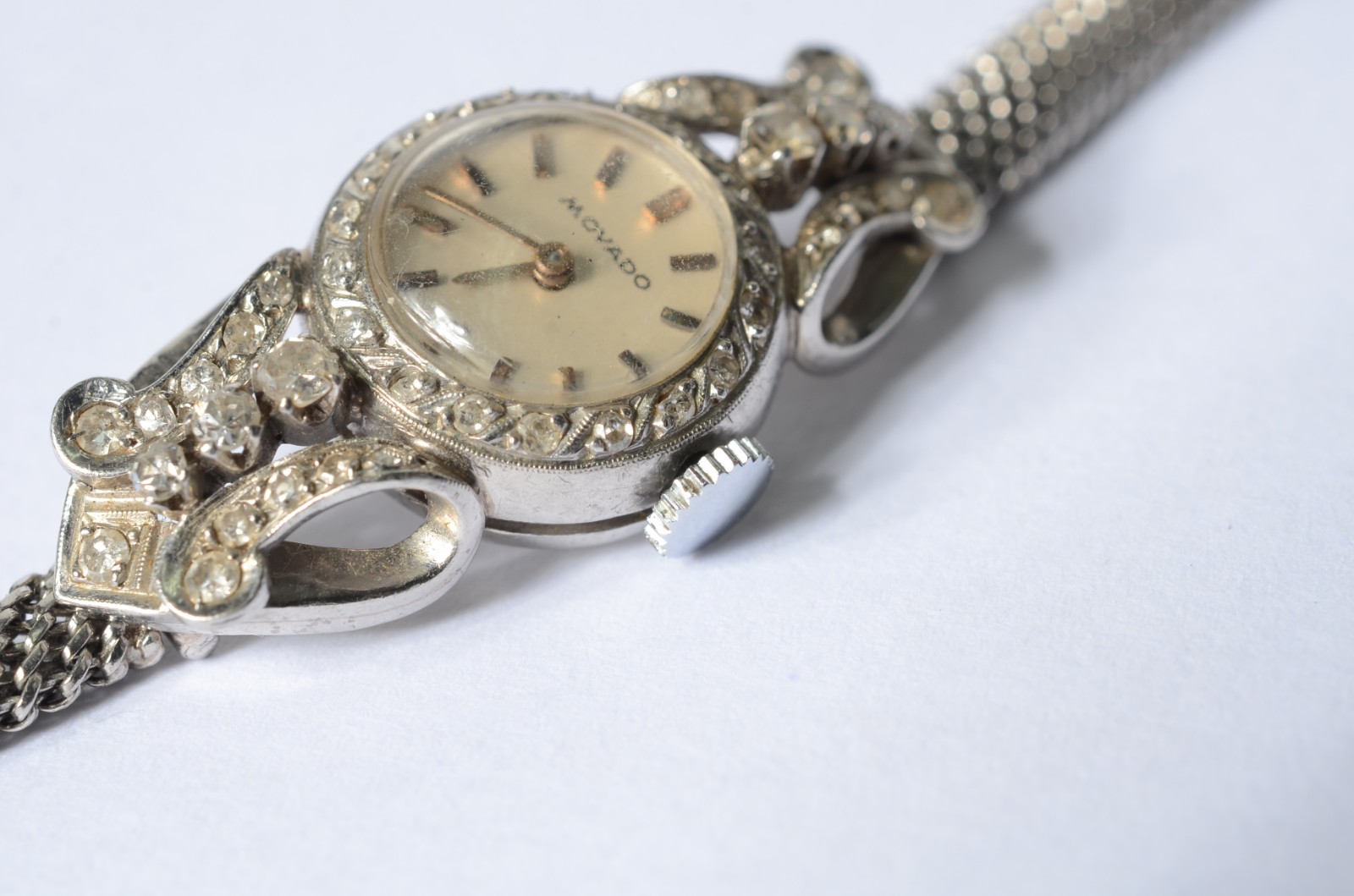 Relógio de ouro branco, movado cravejado com brilhantes. (Por motivos... - foto 6 de 7