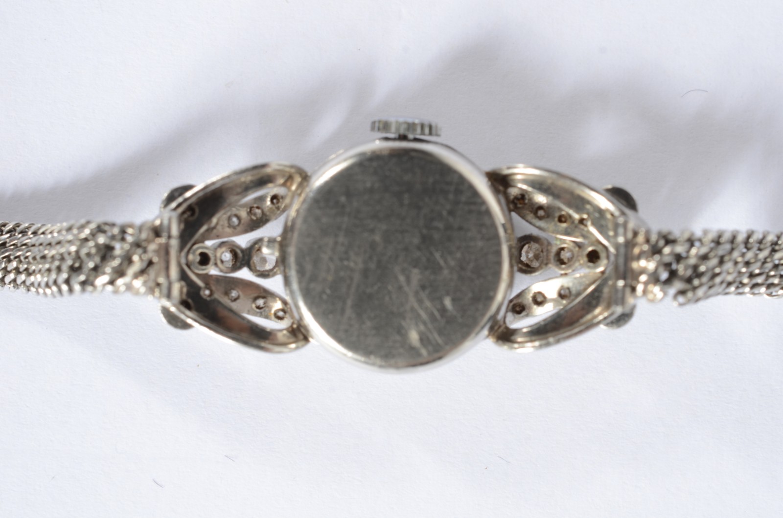 Relógio de ouro branco, movado cravejado com brilhantes. (Por motivos... - foto 7 de 7