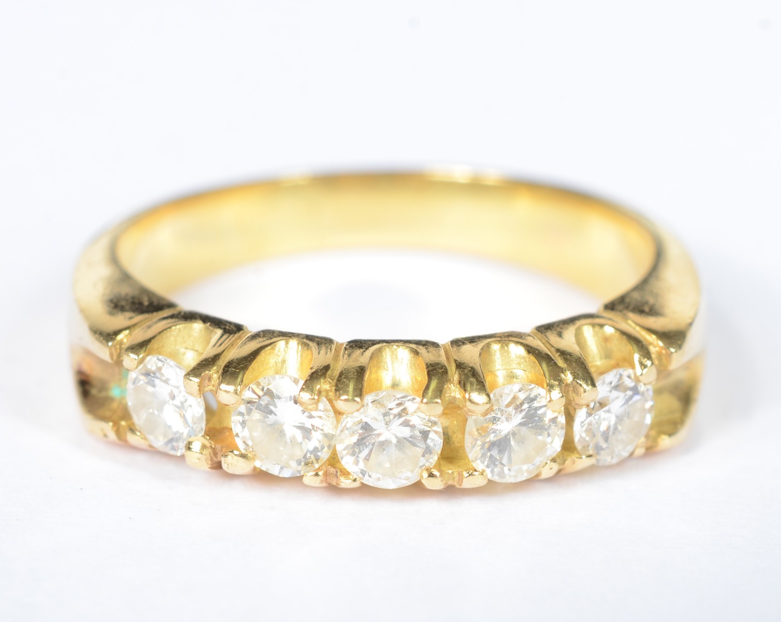 Anel de ouro 18 k., contraste 750 mls com 5 brilhantes de... - foto 1 de 5