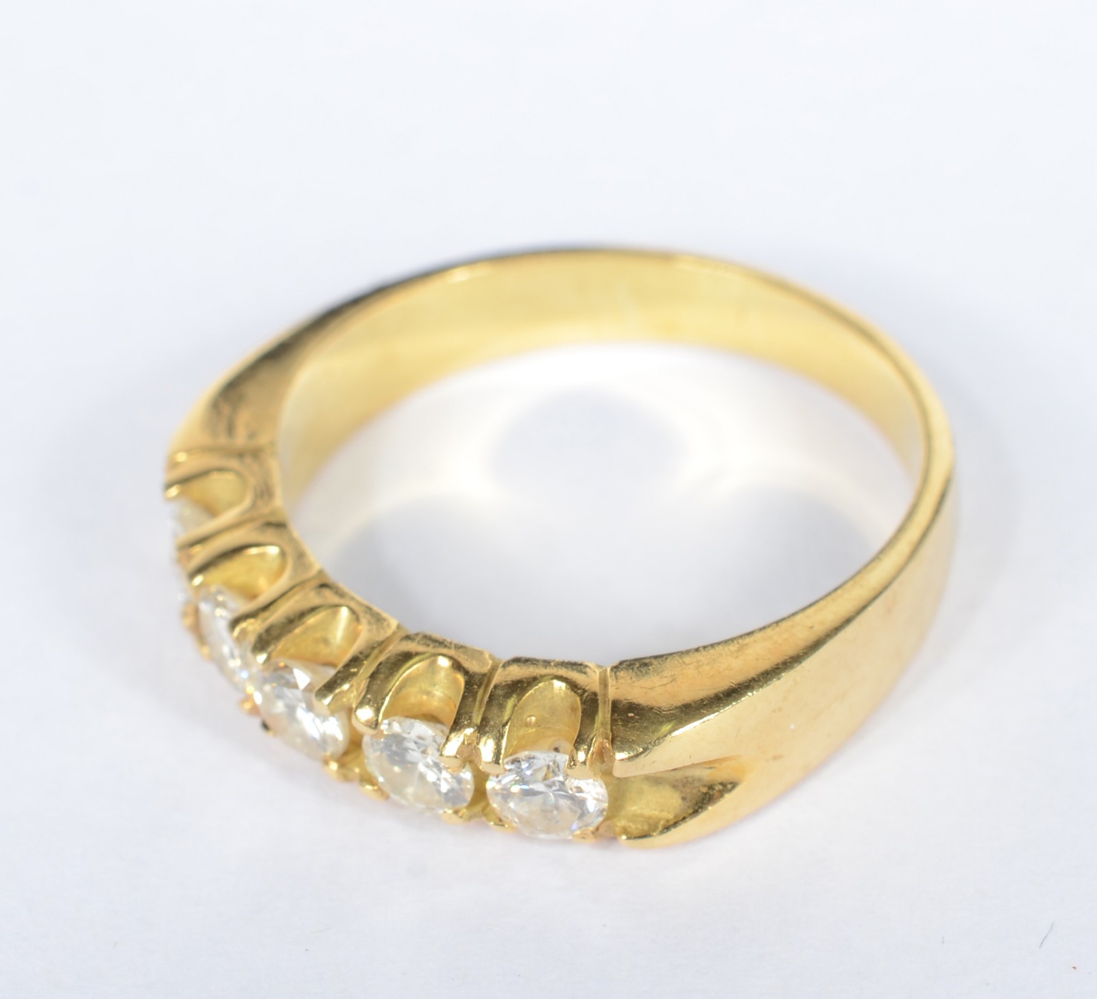 Anel de ouro 18 k., contraste 750 mls com 5 brilhantes de... - foto 3 de 5