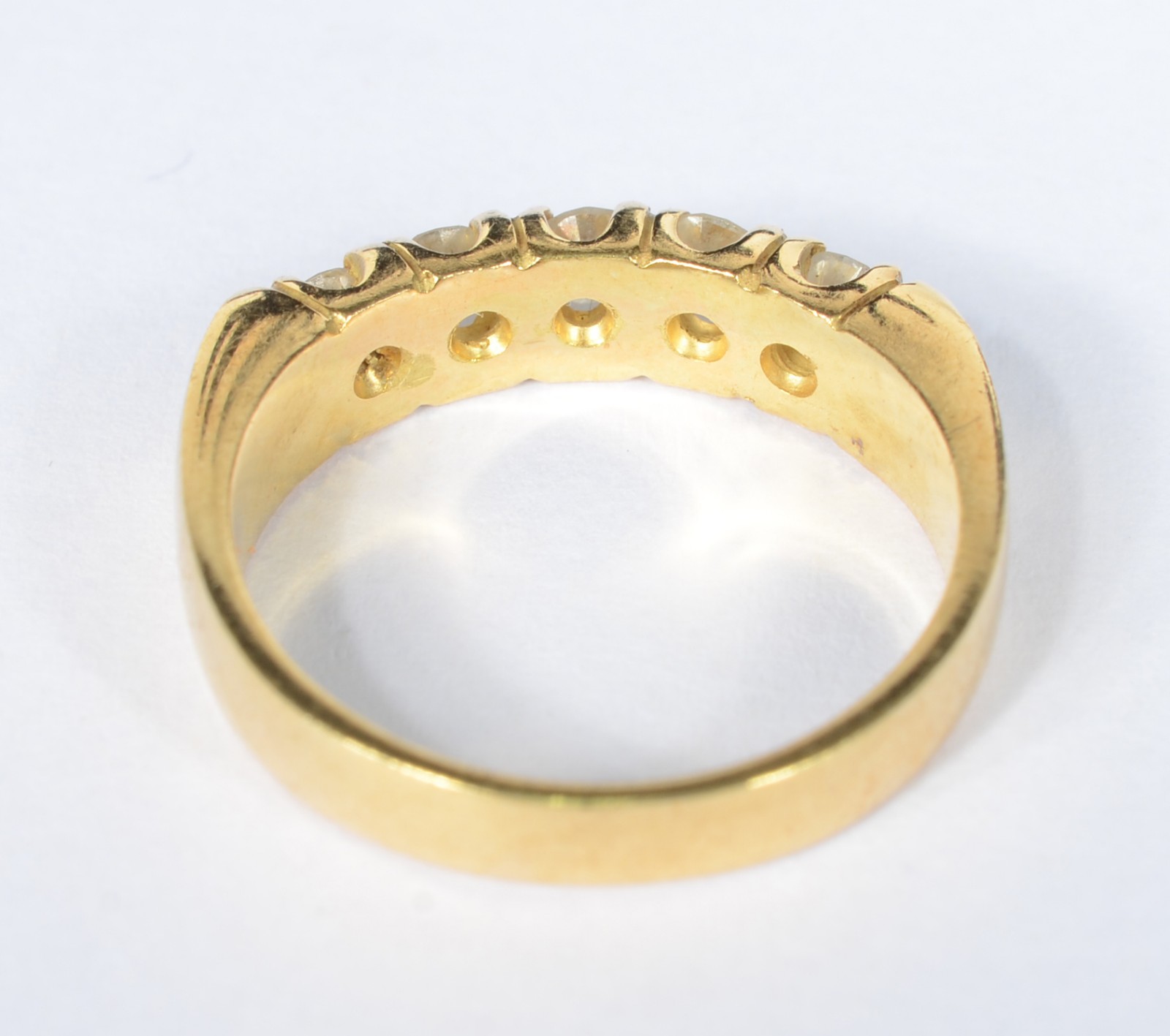 Anel de ouro 18 k., contraste 750 mls com 5 brilhantes de... - foto 4 de 5