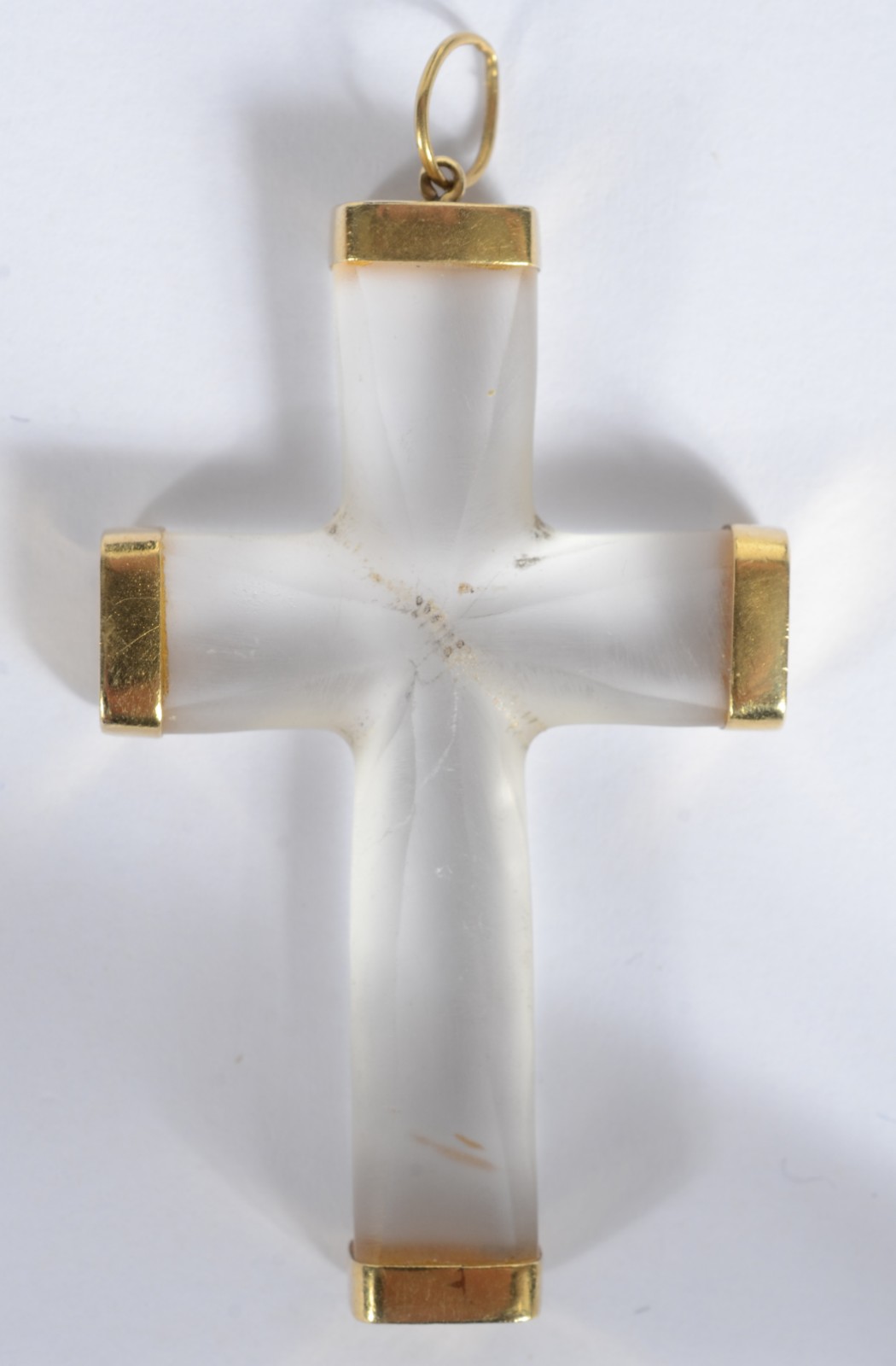 Cruz em acrílico com detalhes em ouro 18 k. (Por motivos de segurança... - foto 1 de 3
