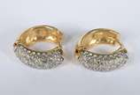 Par de brincos de ouro 18 l., contraste 750 mls... - Par de brincos de ouro 18 l., contraste 750 mls cravejado com 50 brilhantes aproximadamente 1 ct. (Por motivos de segurança a peça não se encont...