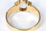 Anel de ouro 18 k., com quatro brilhantes e ped... - Anel de ouro 18 k., com quatro brilhantes e pedra topázio. Aro 18. (Por motivos de segurança a peça não se encontra na loja).