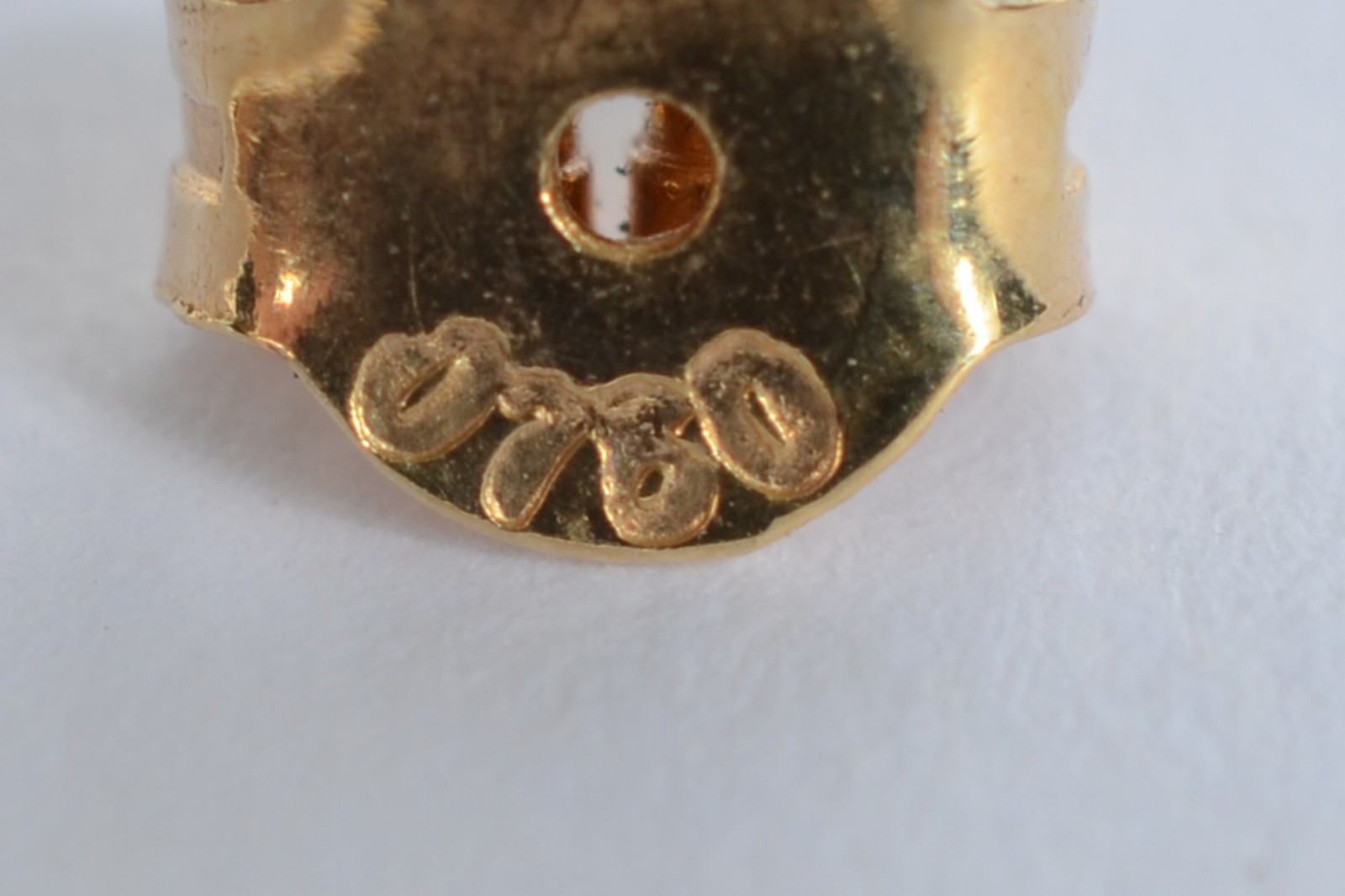 Par de brincos feitio gota de ouro 18 k., contraste 750 mls. Um deles... - foto 4 de 5