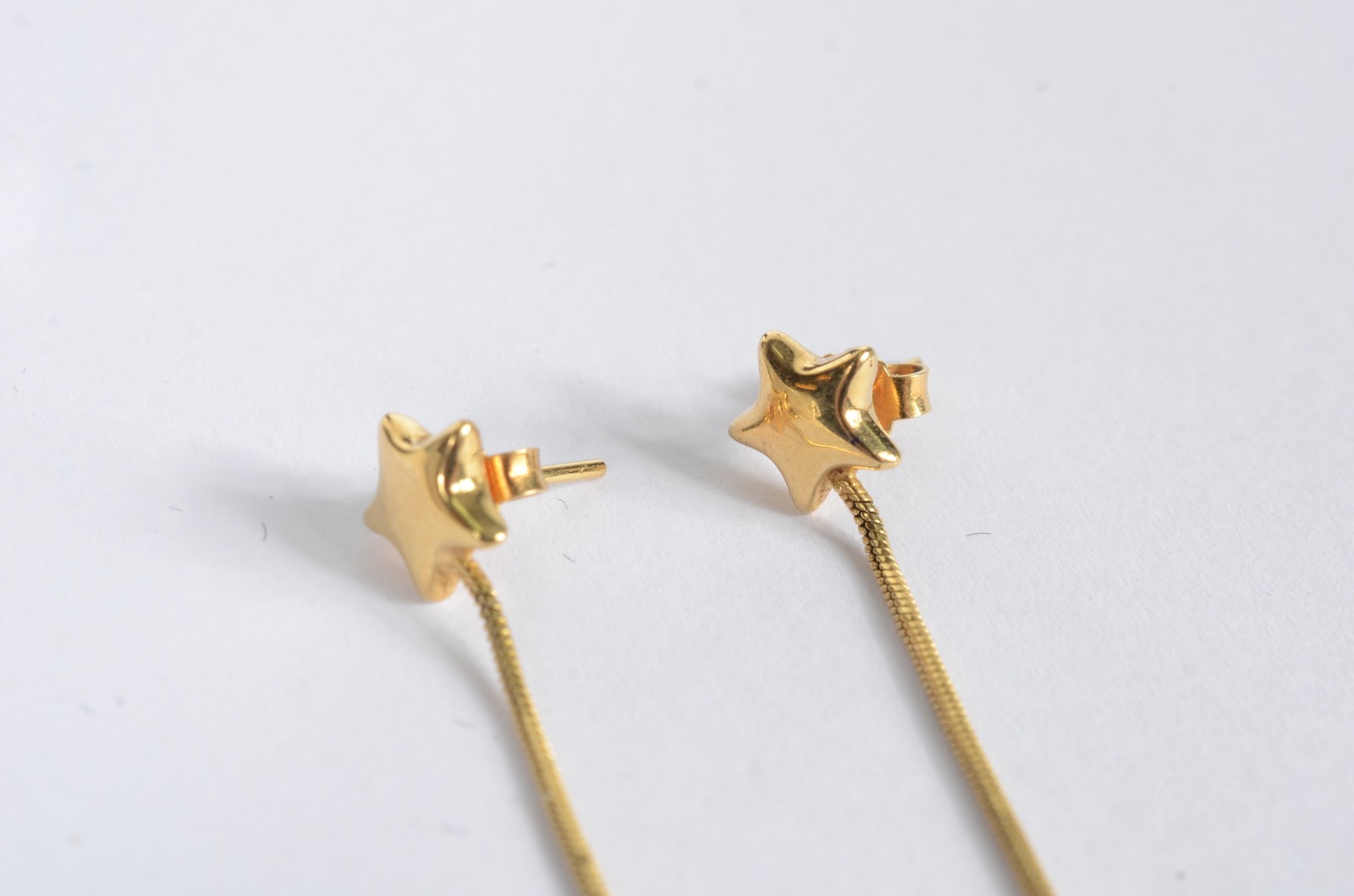 Par de brincos na forma de estrela com esferas de ouro 18 k... - foto 3 de 4