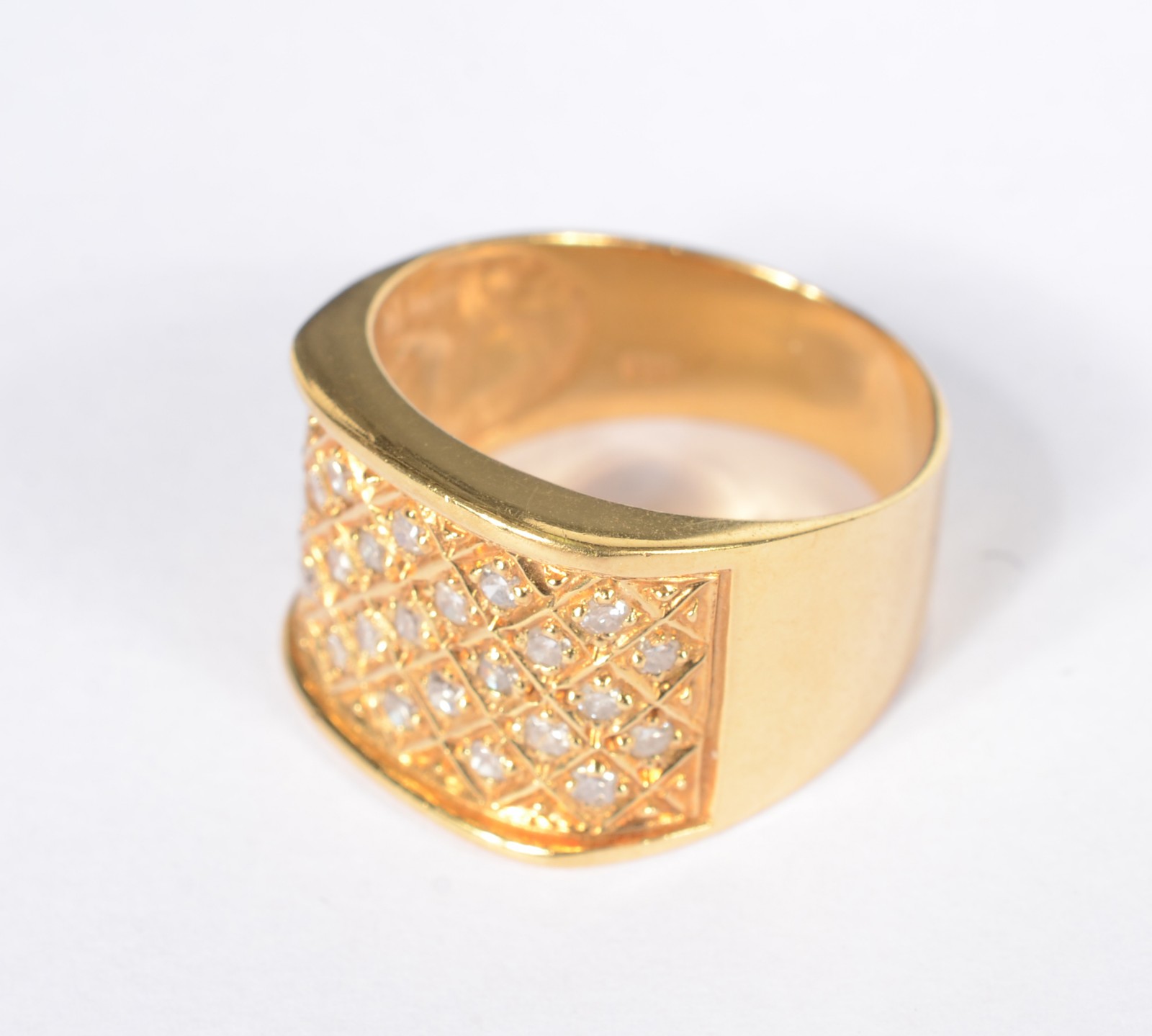 Anel de ouro 18 k., contraste 750 mls cravejado com 38 brilhantes... - foto 1 de 5