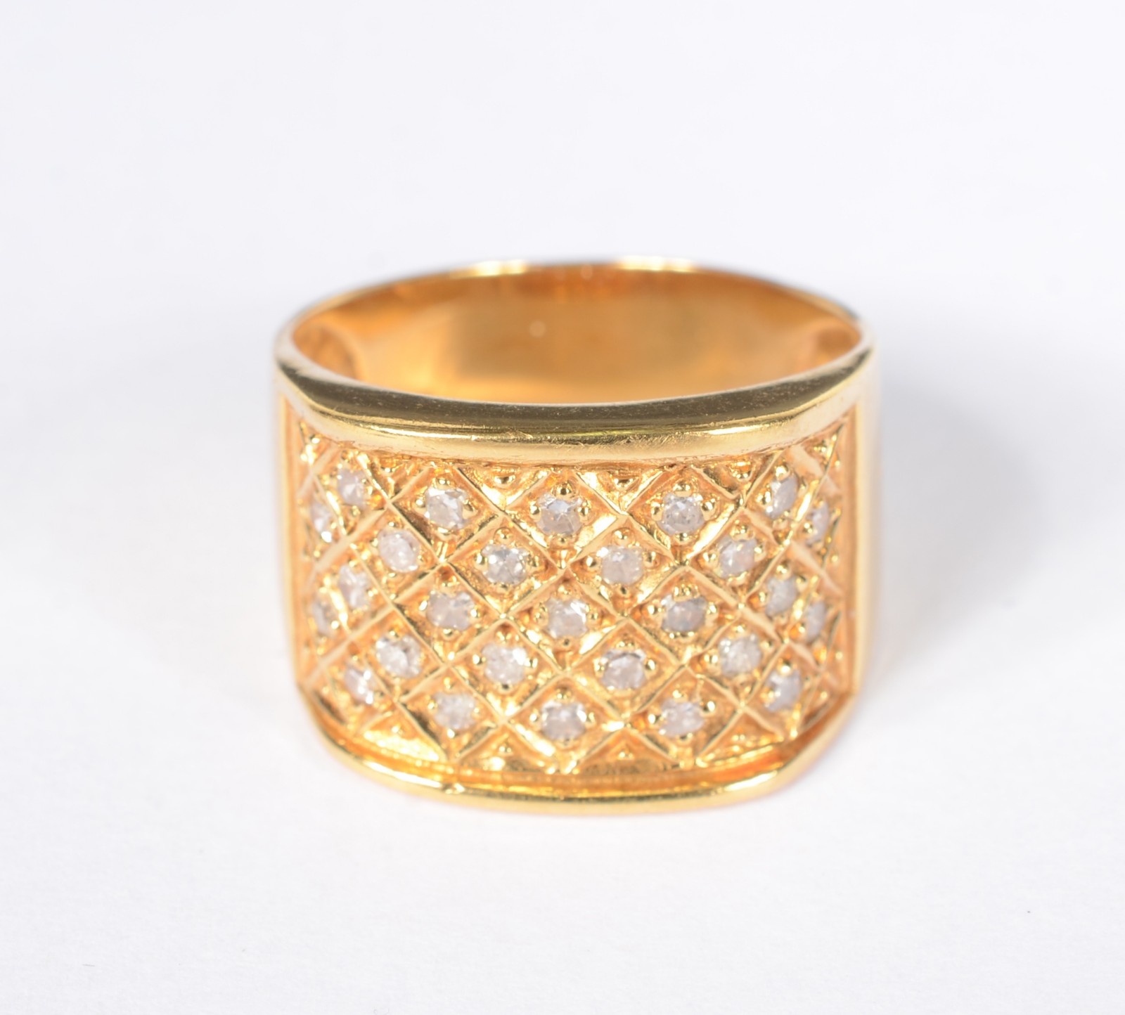 Anel de ouro 18 k., contraste 750 mls cravejado com 38 brilhantes... - foto 2 de 5