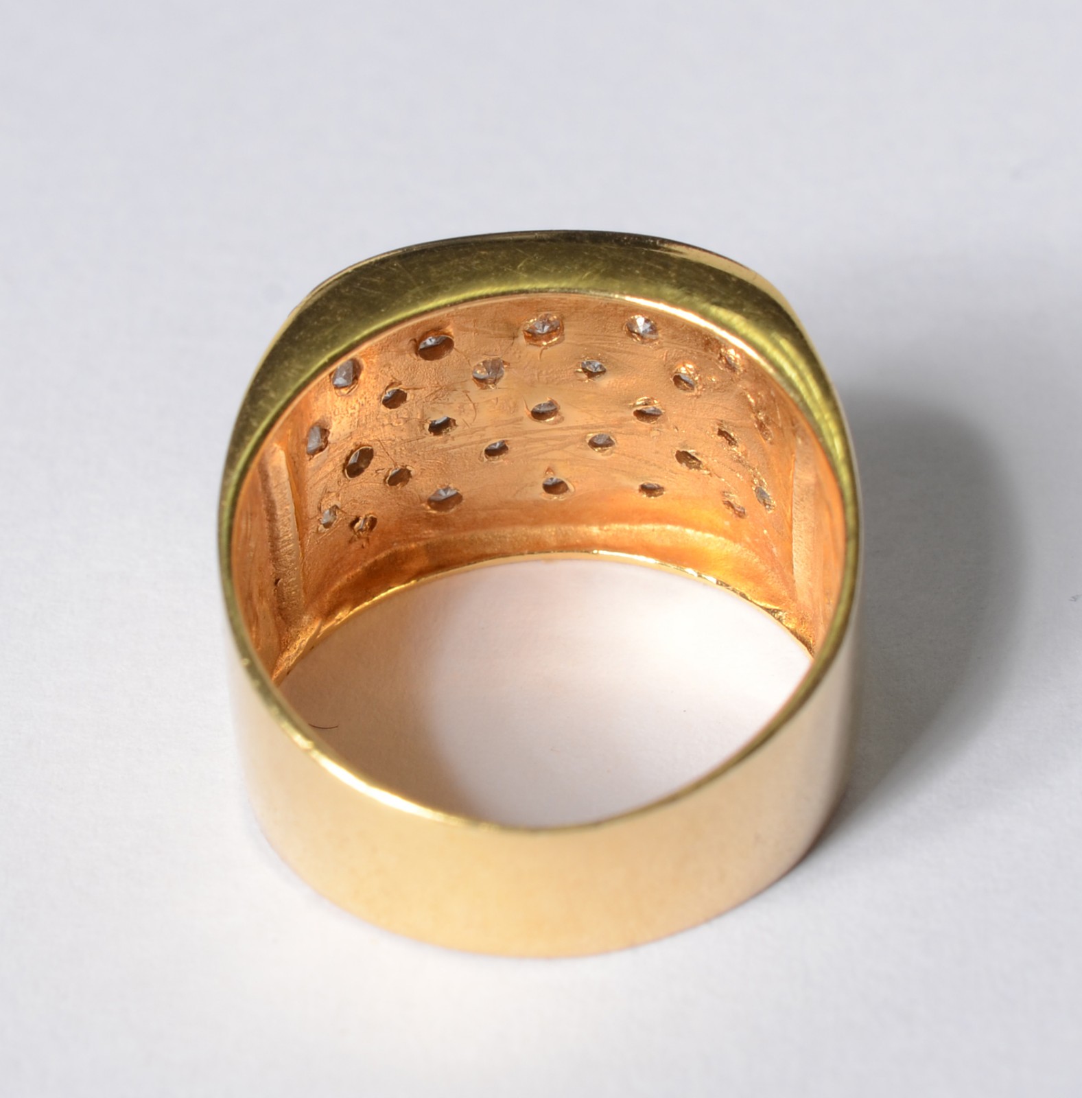 Anel de ouro 18 k., contraste 750 mls cravejado com 38 brilhantes... - foto 3 de 5