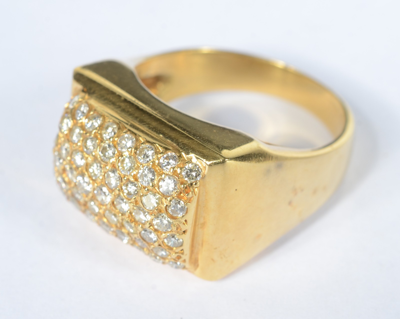 Anel de ouro 18 k., cravejado 48 brilhantes aproximadamente 1 ct... - foto 2 de 5