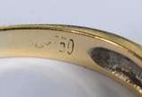 Anel de ouro 18 k., cravejado com brilhantes. A... - Anel de ouro 18 k., cravejado com brilhantes. Aro 23. (Por motivos de segurança a peça não se encontra na loja).