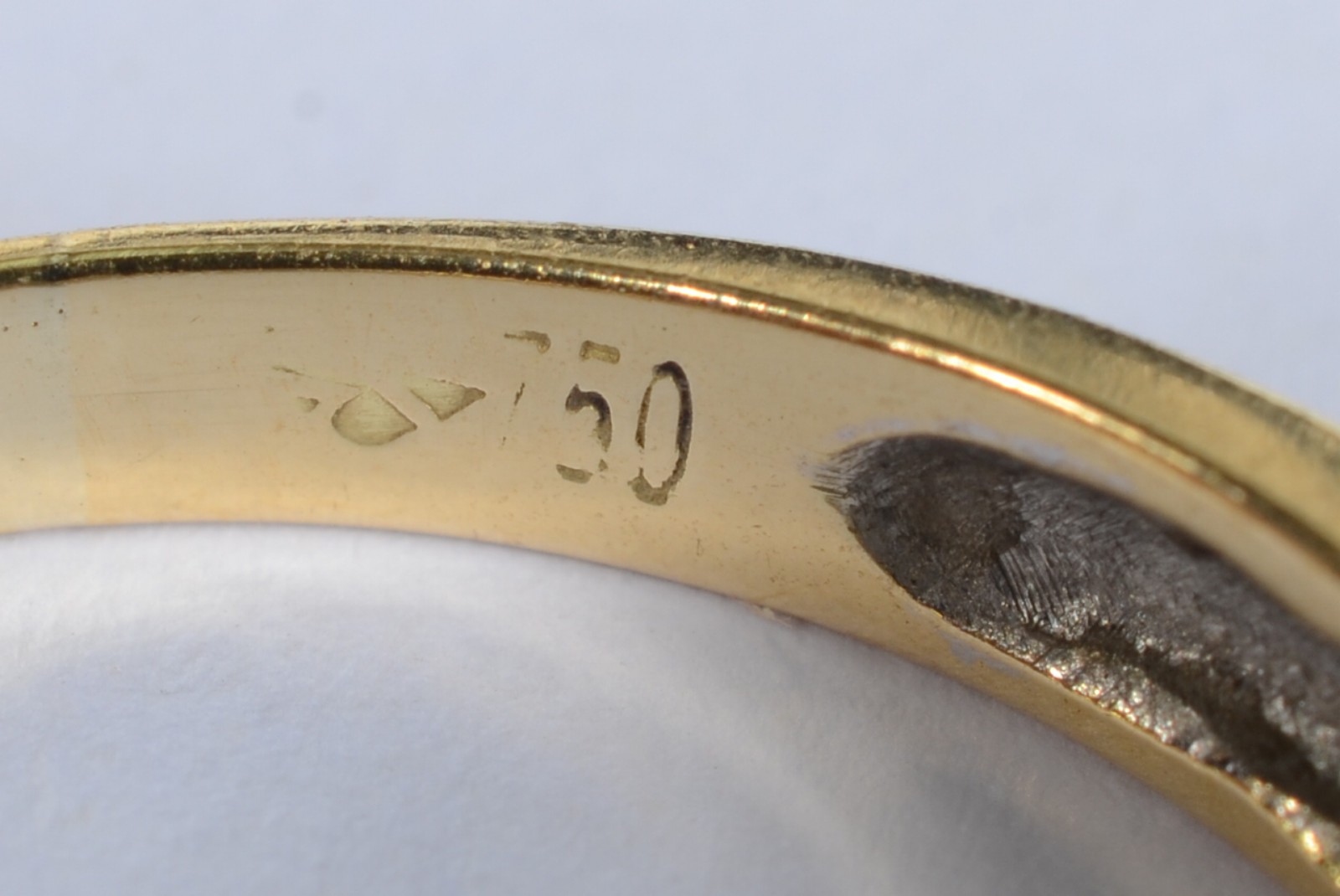Anel de ouro 18 k., cravejado com brilhantes. Aro 23. (Por motivos de... - foto 4 de 5