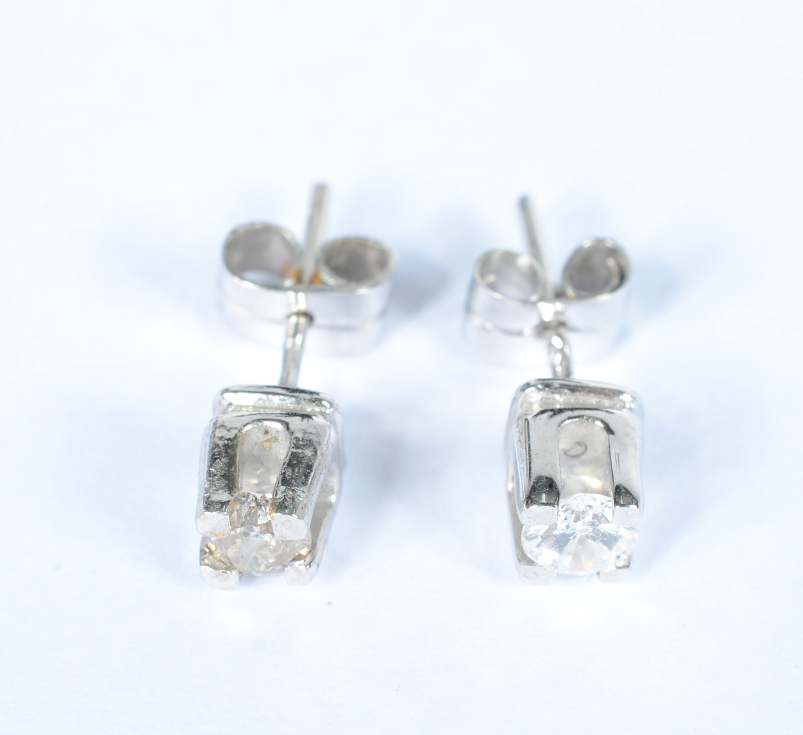 Par de brincos de ouro branco com dois brilhantes de 0,20 ct cada... - foto 1 de 4