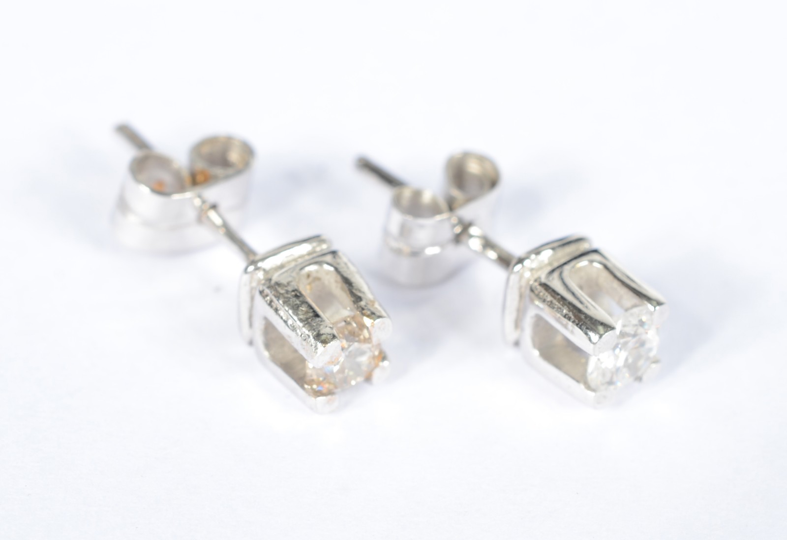 Par de brincos de ouro branco com dois brilhantes de 0,20 ct cada... - foto 2 de 4