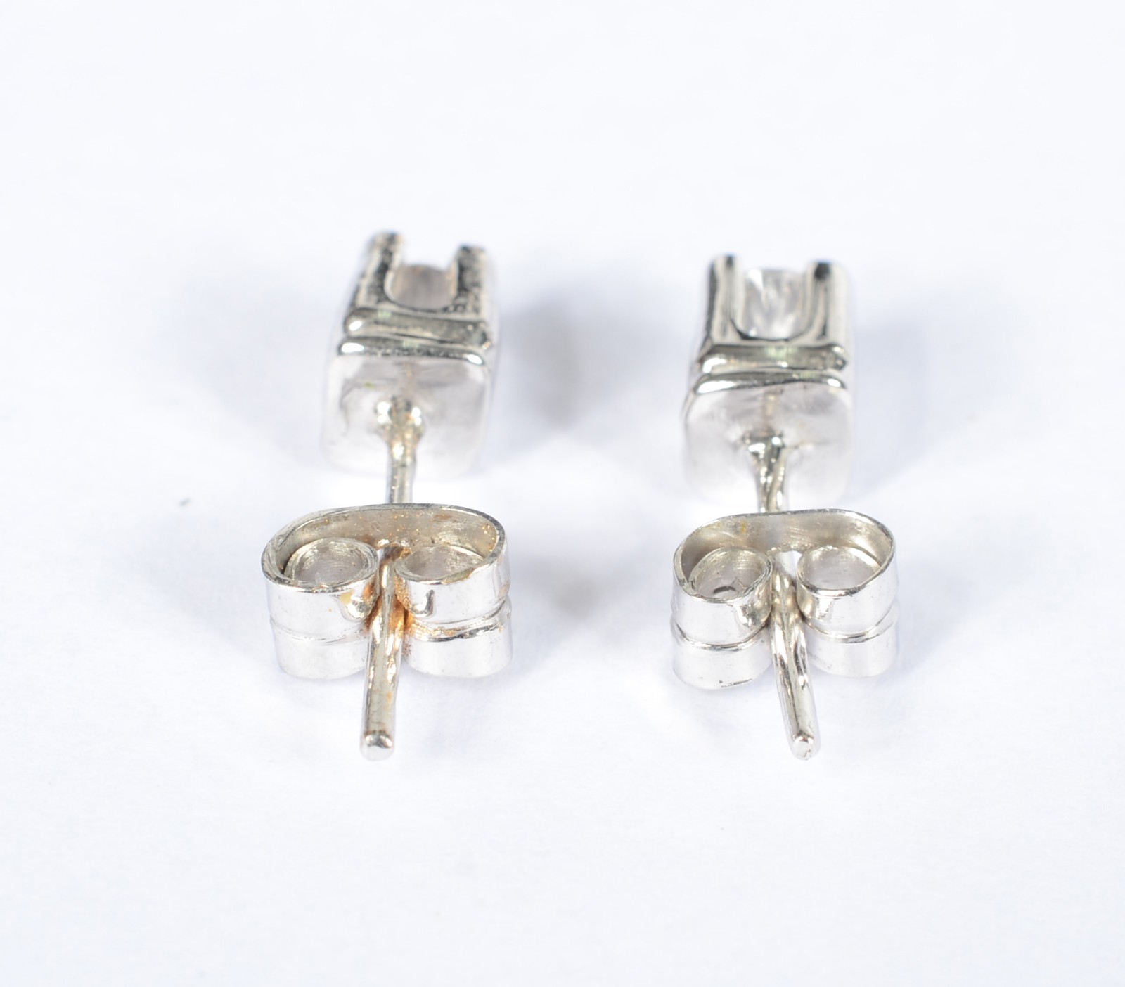 Par de brincos de ouro branco com dois brilhantes de 0,20 ct cada... - foto 3 de 4