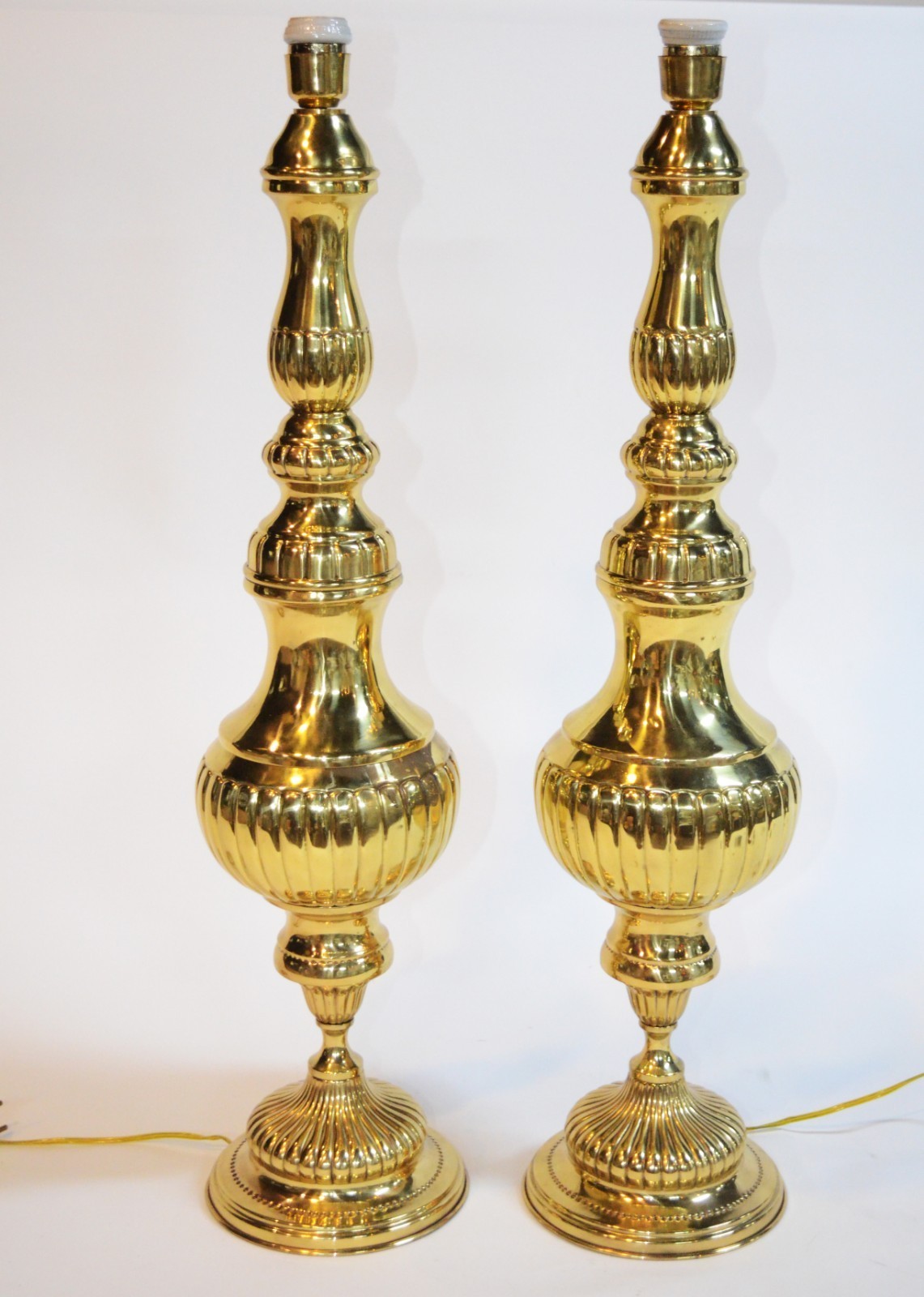 Par de abatjoures altos de metal dourado, na forma de balaústres... - foto 1 de 2