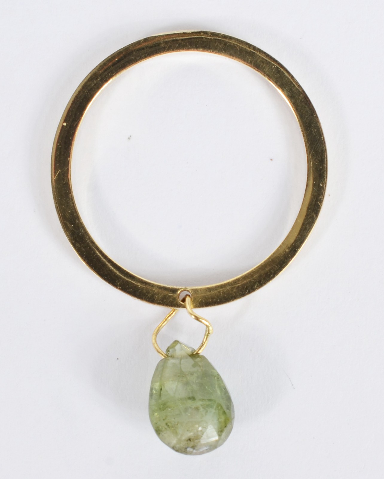 Anel de ouro 18 k., contraste 750 mls com pedra verde. Aro 15. (Por... - foto 1 de 4