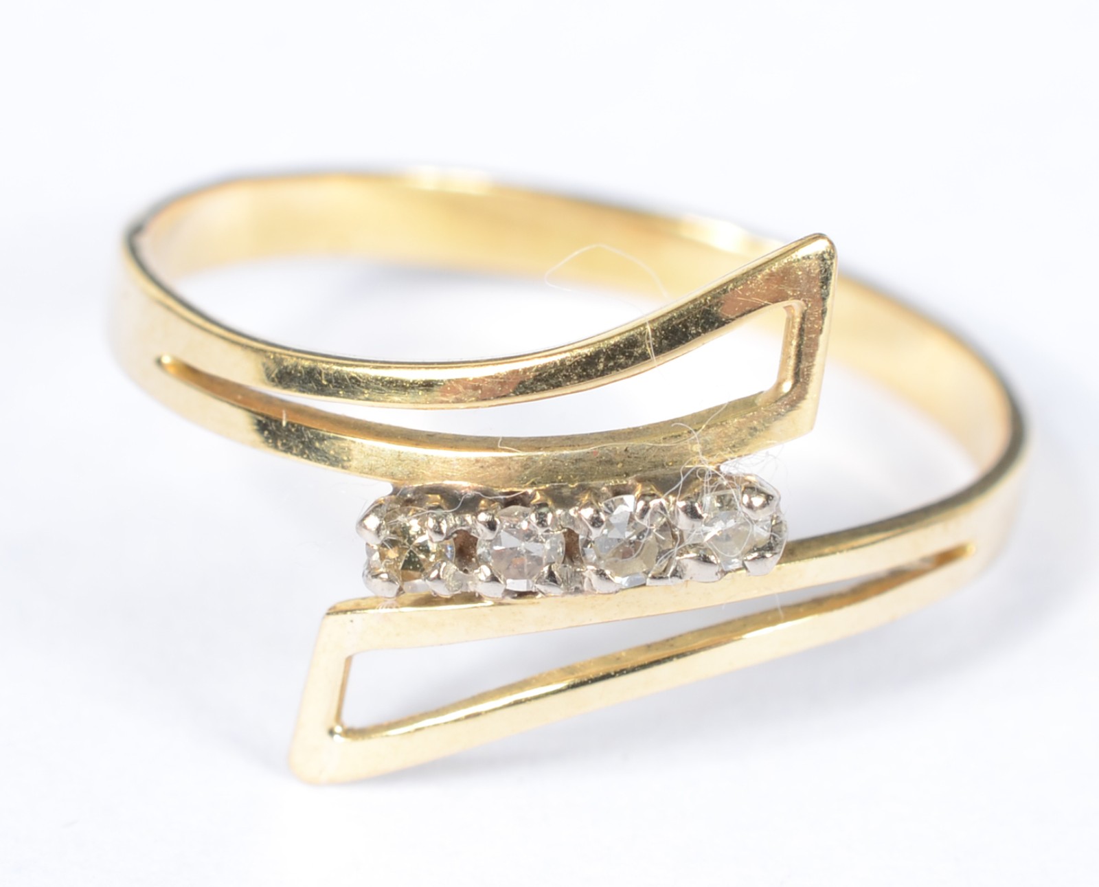 Anel de ouro 18 k., contraste 750 mls com quatro brilhantes. Aro 16... - foto 1 de 5