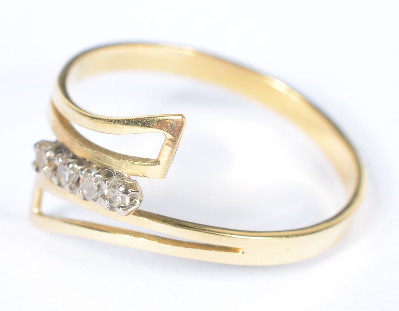 Anel de ouro 18 k., contraste 750 mls com quatro brilhantes. Aro 16... - foto 2 de 5