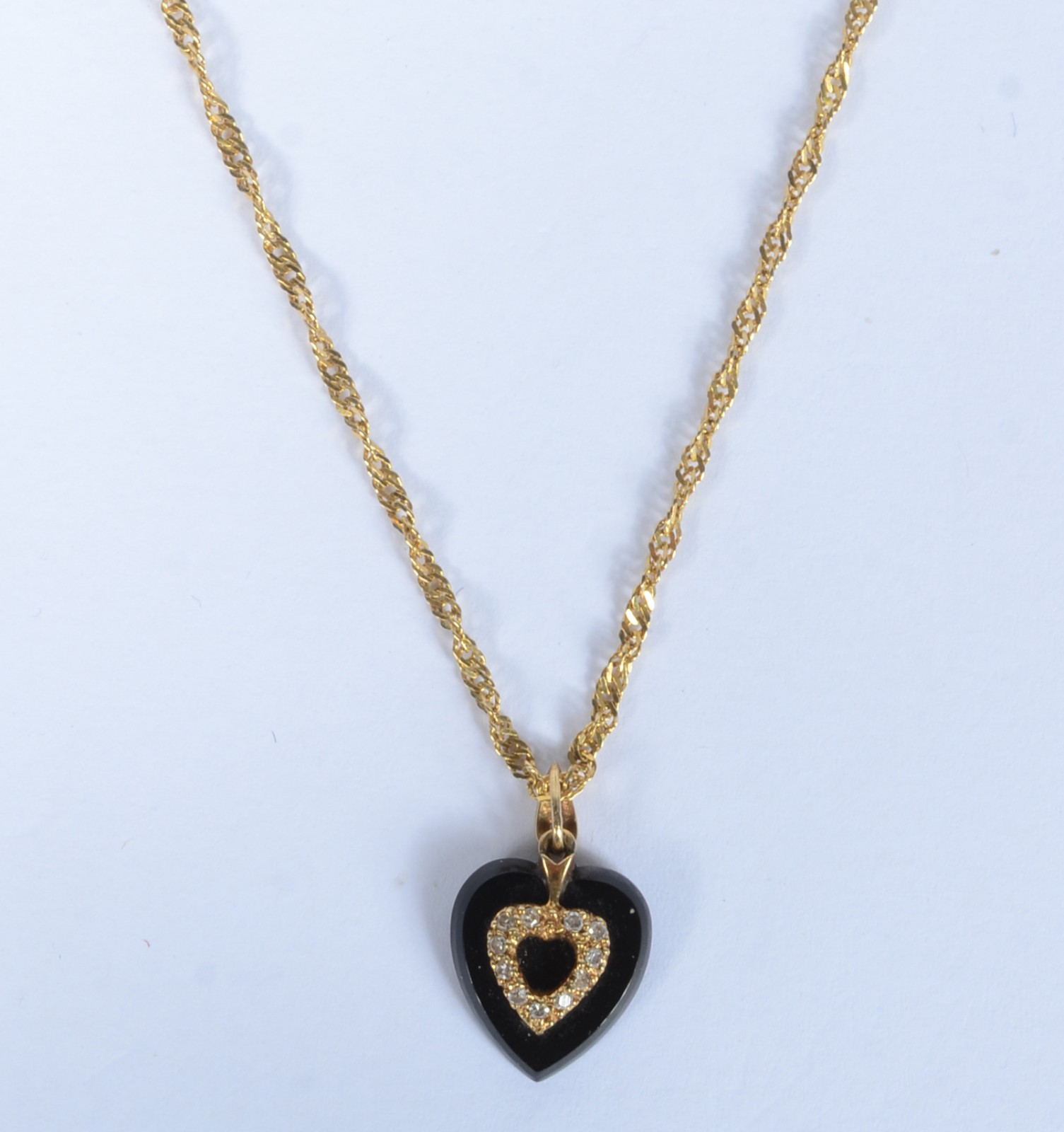 Colar com pendente na forma de coração de ouro 18 k., contraste 750... - foto 1 de 6