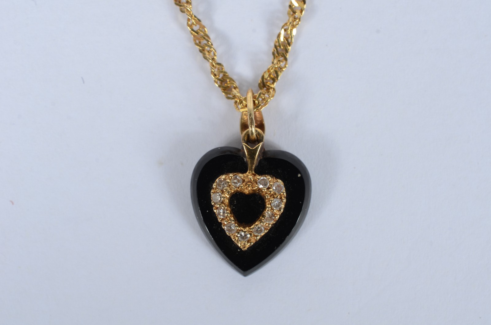 Colar com pendente na forma de coração de ouro 18 k., contraste 750... - foto 3 de 6