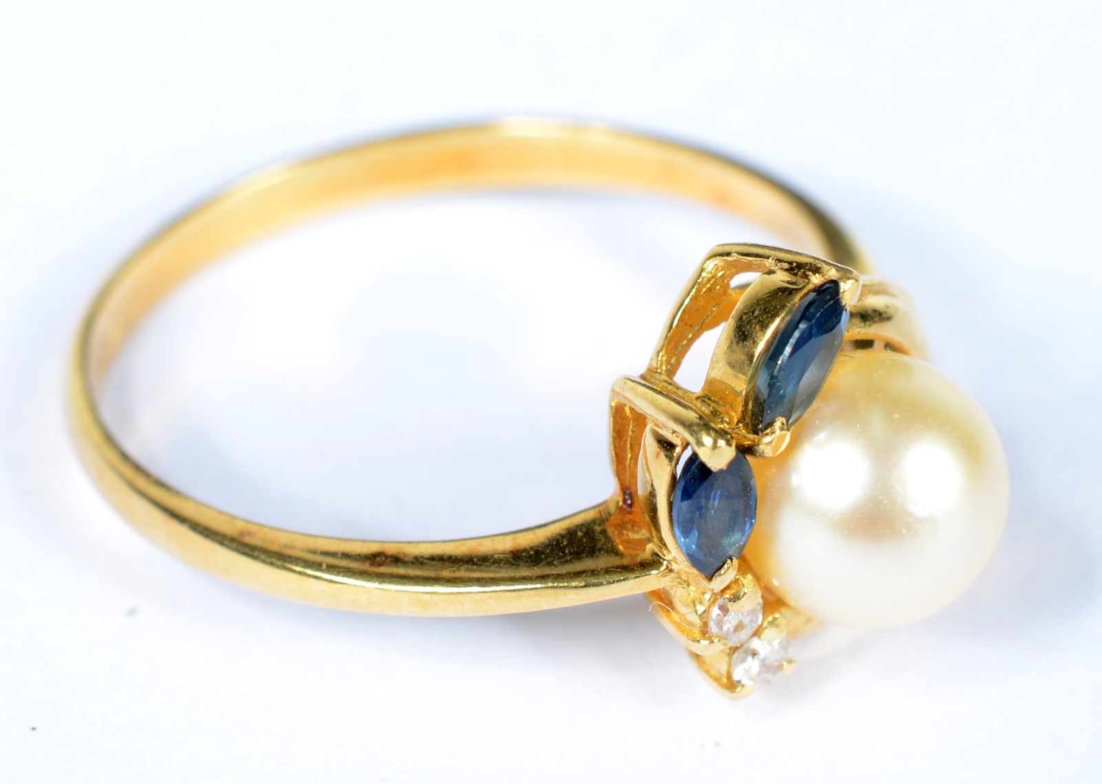 Anel de ouro 18 k., safira e brilhantes. Aro 21. (Por motivos de... - foto 1 de 6