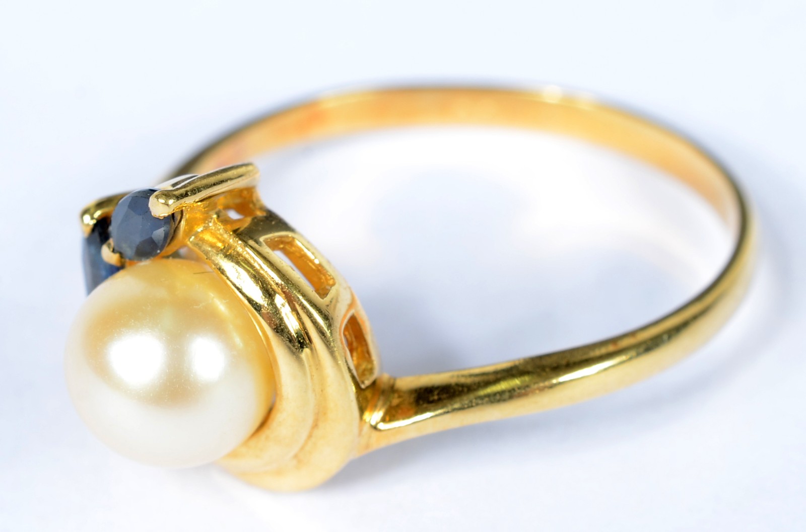 Anel de ouro 18 k., safira e brilhantes. Aro 21. (Por motivos de... - foto 2 de 6