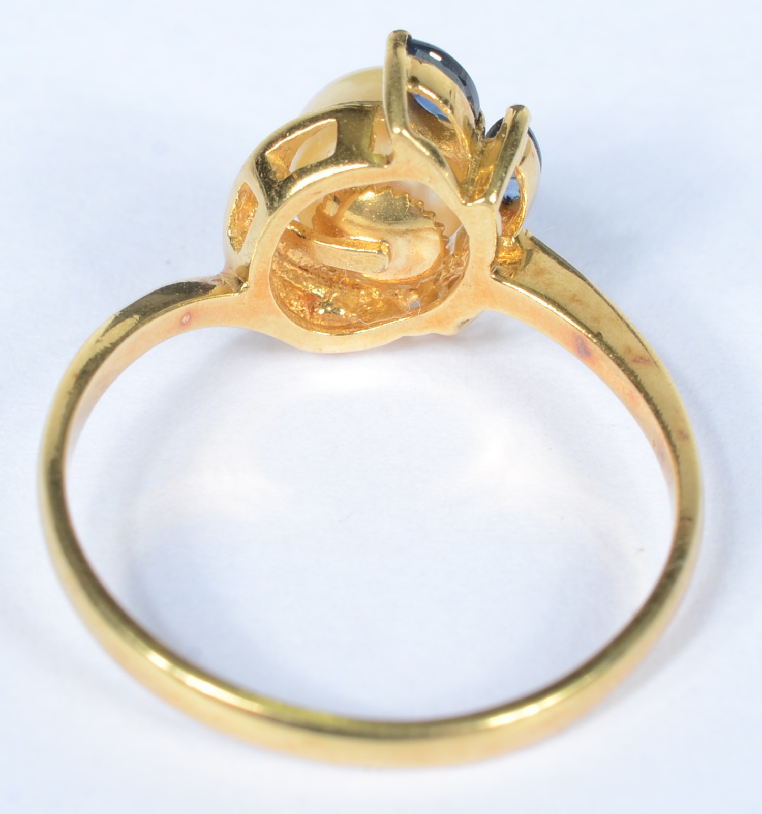 Anel de ouro 18 k., safira e brilhantes. Aro 21. (Por motivos de... - foto 3 de 6
