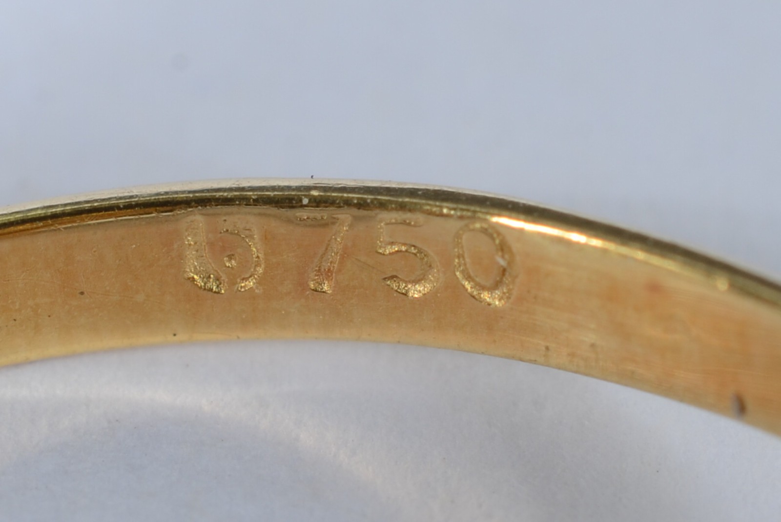 Anel de ouro 18 k., safira e brilhantes. Aro 21. (Por motivos de... - foto 4 de 6