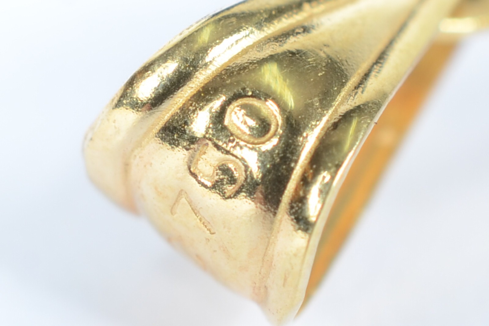 Crucifixo com figura de Cristo de ouro 18 k., contraste 750 mls com... - foto 3 de 3