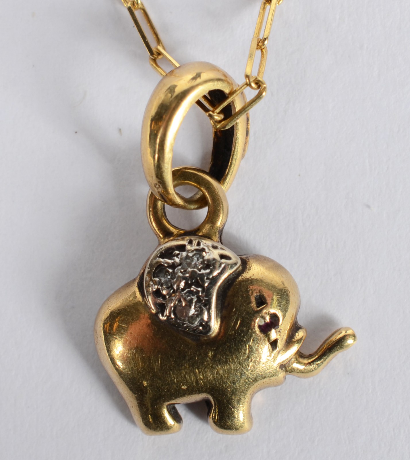 Colar com pendente na forma de elefante de ouro 18 k. (Por motivos de... - foto 3 de 6
