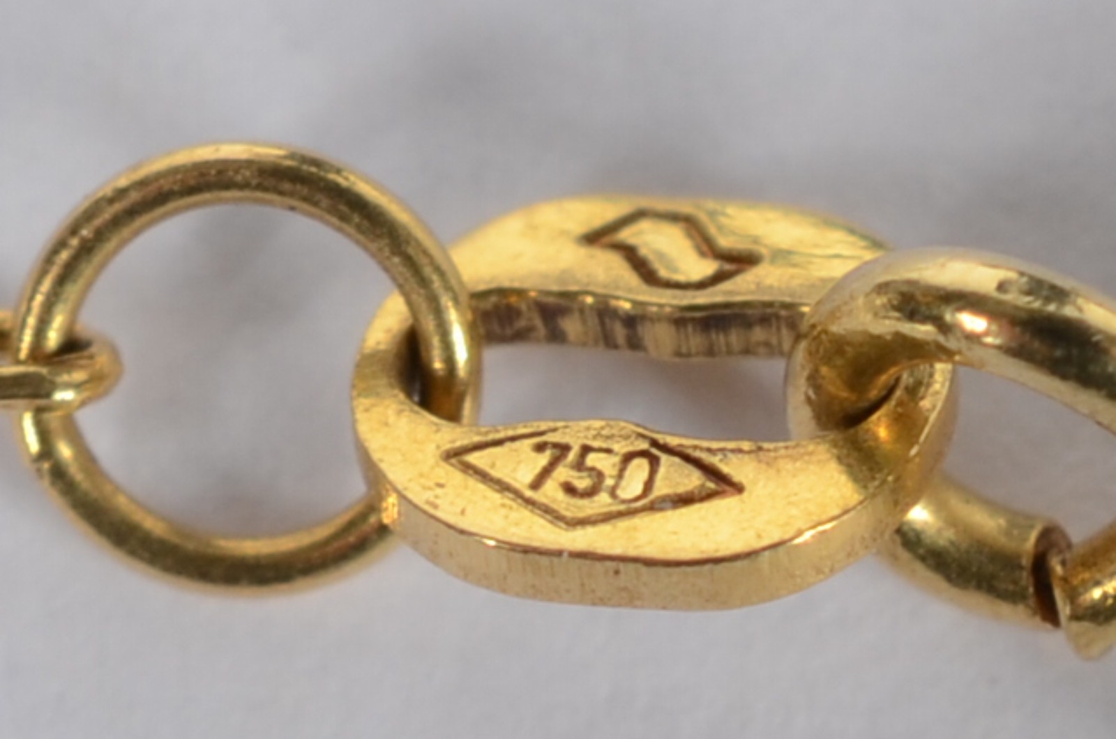 Colar com pendente na forma de elefante de ouro 18 k. (Por motivos de... - foto 4 de 6