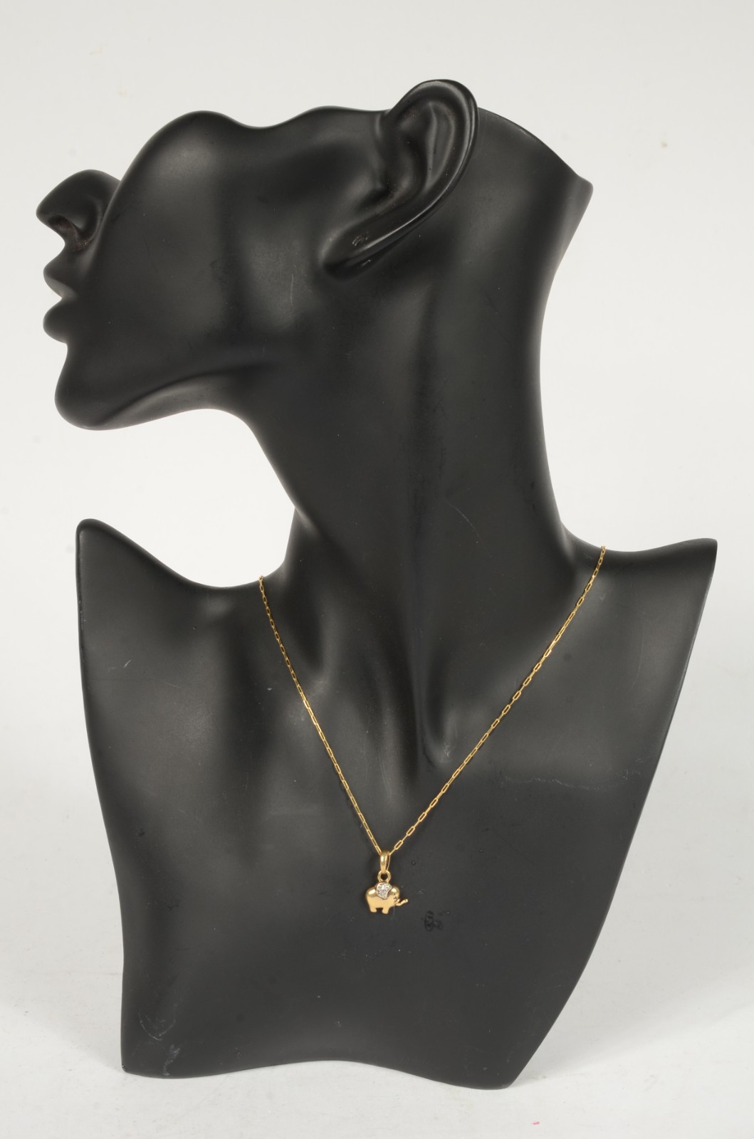 Colar com pendente na forma de elefante de ouro 18 k. (Por motivos de... - foto 6 de 6
