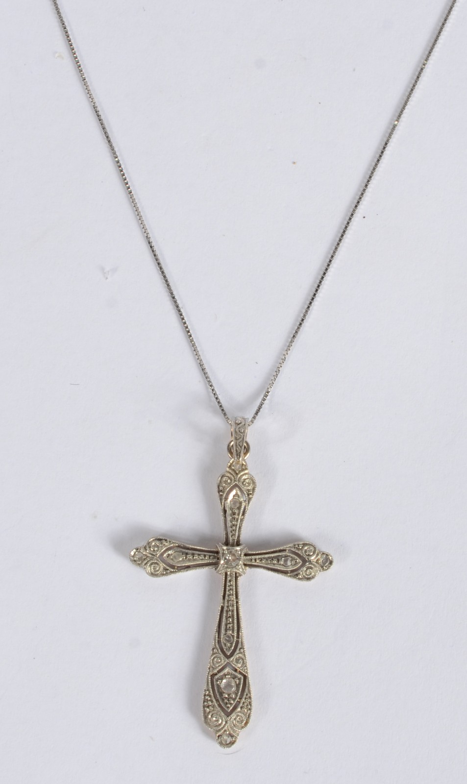 Gargantilha de ouro branco e ouro 18 k., cravejado com brilhantes... - foto 1 de 6