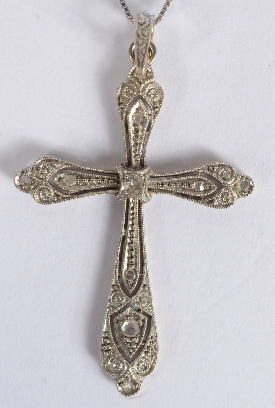 Gargantilha de ouro branco e ouro 18 k., cravejado com brilhantes... - foto 3 de 6