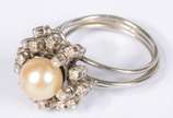 Anel feitio chuveiro em platina com perola cent... - Anel feitio chuveiro em platina com perola central e brilhantes. Aro 13. (Por motivos de segurança a peça não se encontra na loja).