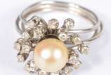 Anel feitio chuveiro em platina com perola cent... - Anel feitio chuveiro em platina com perola central e brilhantes. Aro 13. (Por motivos de segurança a peça não se encontra na loja).