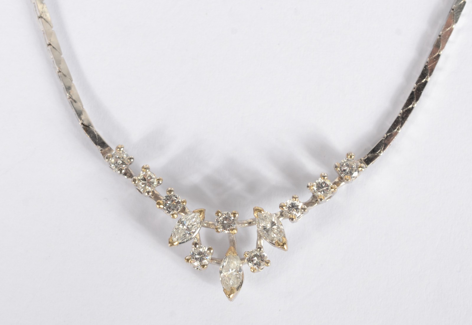 Gargantilha em ouro branco rodinado com 9 diamantes lapidação... - foto 1 de 5
