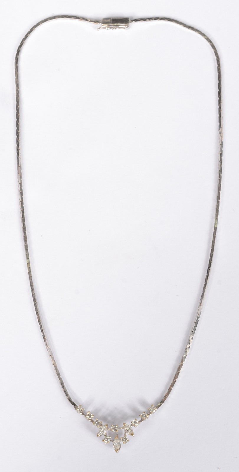 Gargantilha em ouro branco rodinado com 9 diamantes lapidação... - foto 2 de 5