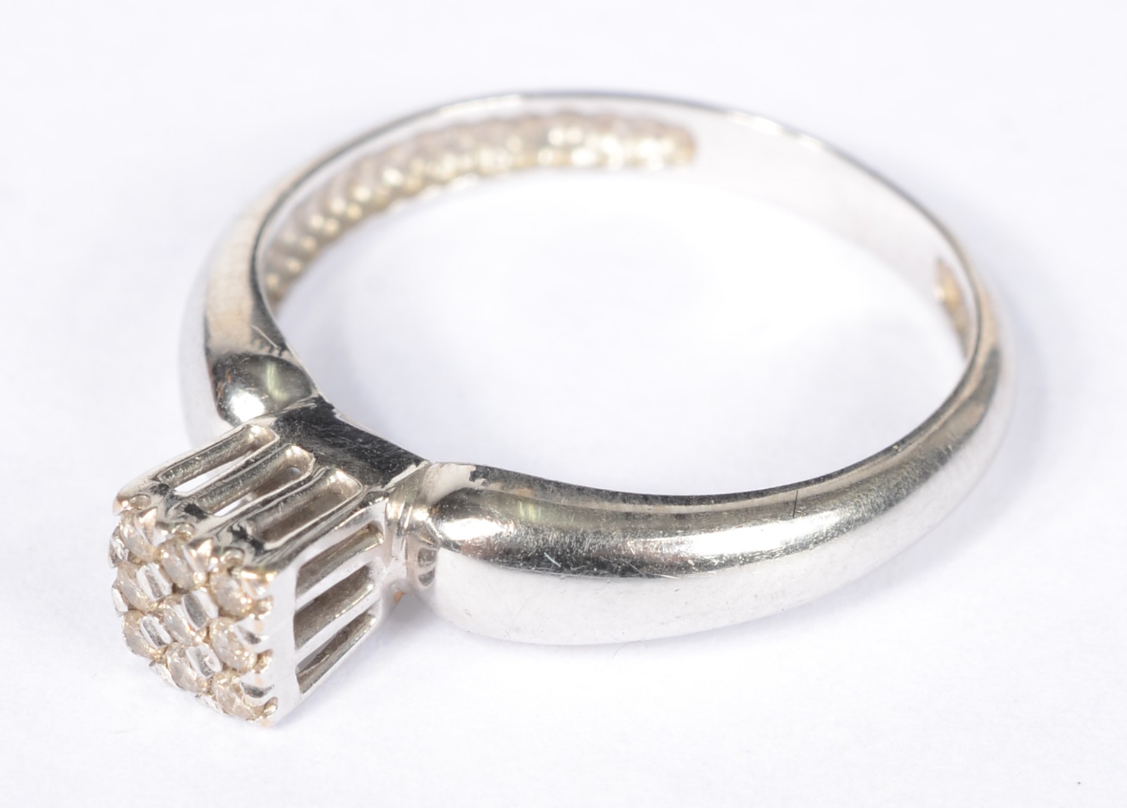 Anel de ouro branco com aproximadamente 9 brilhantes. Aro 18. (Por... - foto 1 de 6