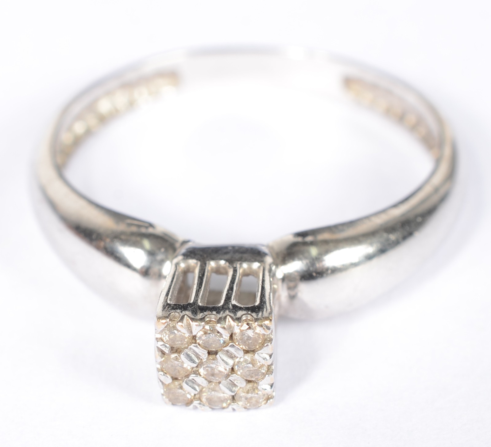 Anel de ouro branco com aproximadamente 9 brilhantes. Aro 18. (Por... - foto 2 de 6